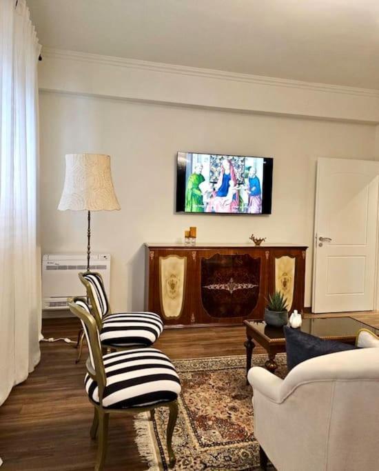 Novi'S Luxury Apartment 2 Gjirokastra Kültér fotó